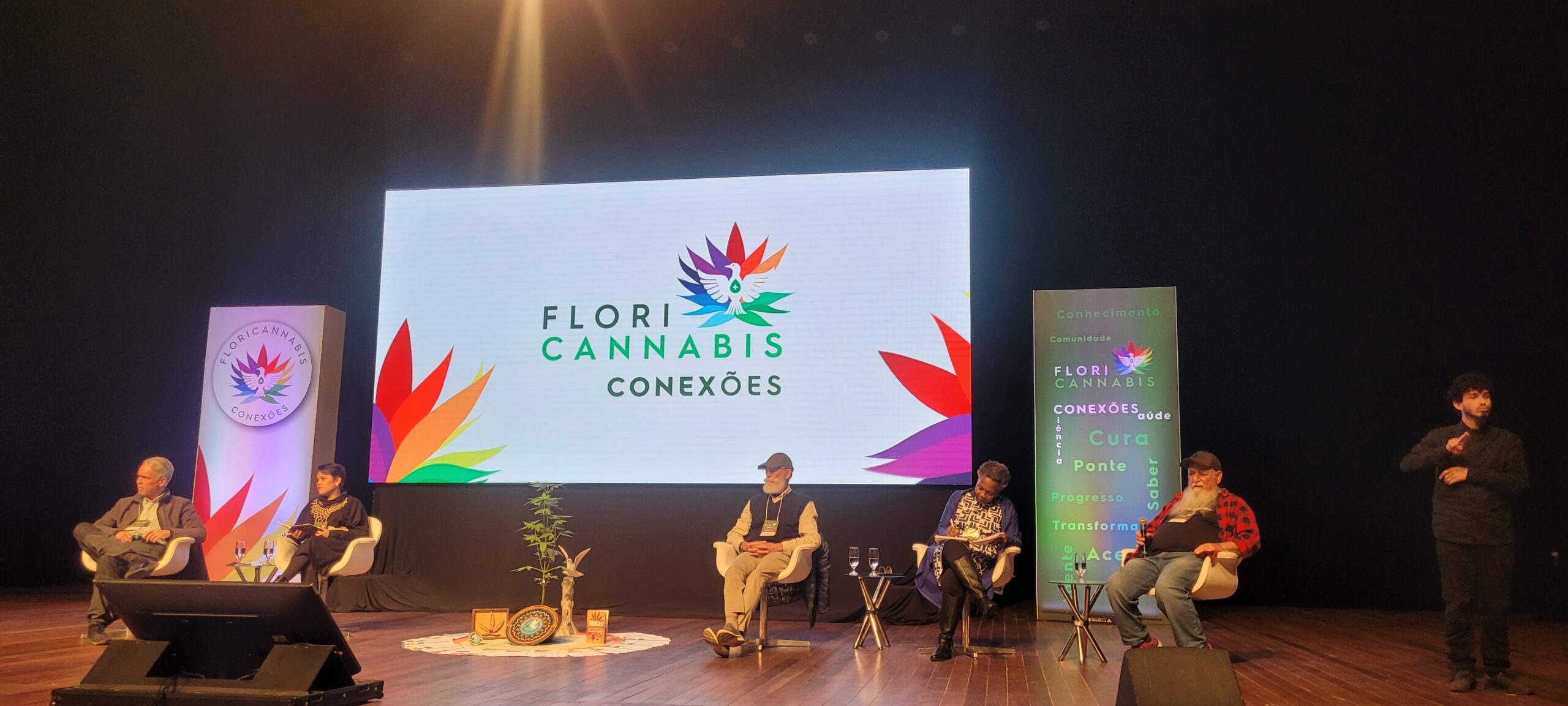 Palco do evento FloriCannabis com palestrantes
